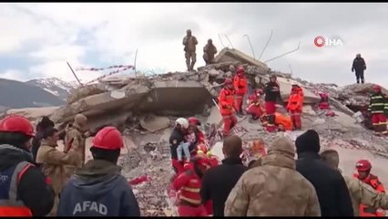 106 saat sonra enkazdan 2 çocuk canlı kurtarıldı