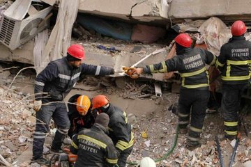 Video herunterladen: Diyarbakır'da arama ve kurtarma ekipleri gıda ihtiyaçlarını enkaz başında gideriyor