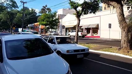 Video herunterladen: Após fuga, homens são presos com drogas durante operação no bairro 1º de Maio em Umuarama