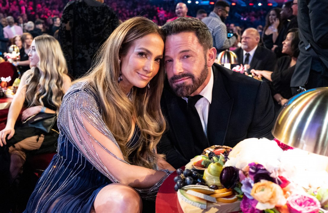 Jennifer Lopez has poked fun at Ben Affleck's "happy face" after his glum appearance at the Grammys