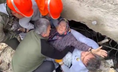 Enkazdan kurtarıldı, "Yavrularım, çocuklarım" diyerek sarılıp ekibi öptü