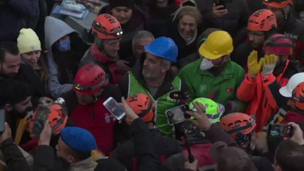 تركيا.. فرق الإنقاذ في إسكندرون تخرج أحد الأحياء بعد 5 أيام تحت الأنقاض