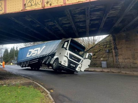 Edinburgh Headlines 10 February: Edinburgh's Cameron Toll roundabout at standstill after lorry crashes into bridge on A7 Old Dalkeith Road
