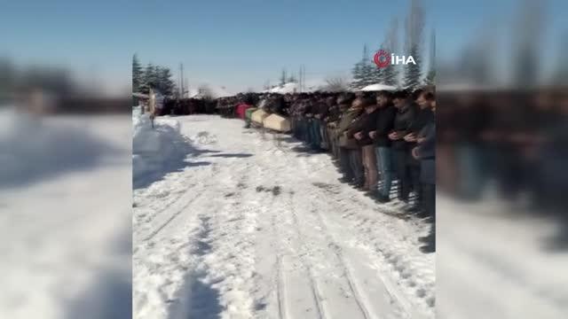 Depremde enkaz altında kalan polis memuru ve ailesi Hatay'da defnedildi