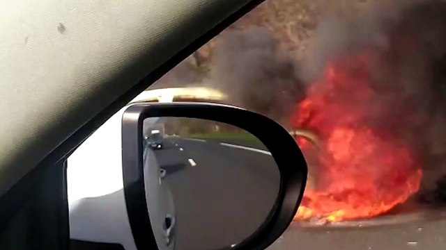 Une voiture en feu sur la Route des Tamarins