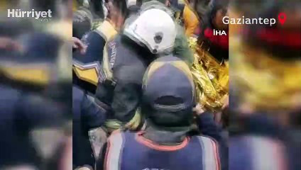 Gaziantep’de 106 saat sonra 3 kişi sağ olarak çıkarıldı