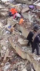 Enkaz altında hayatını kaybeden kızının elini bırakmayan babanın görüntüleri ortaya çıktı