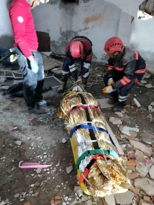 "Çok susadım çabuk olun" diyen minik Ayşenur ile annesini depremin  5. gününde kurtardılar