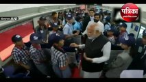 PM मोदी वंदे भारत एक्सप्रेस में स्कूली बच्चों से की बातचीत, लड़की ने सुनाया गाना; देखें वीडियो