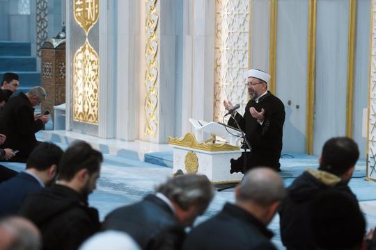 Depremin ardından tüm camilerde cuma namazı öncesi dua