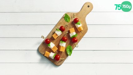 Brochettes de melon, Salakis nature, tomate cerise et basilic