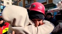İzmit Belediyesi'nin Arama Kurtarma Ekipleri, Depremin 104'üncü Saatinde Enkazdan Bir Yurttaşı Sağ Çıkardı
