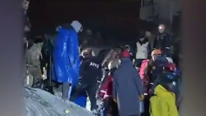 Deprem bölgesinde bunu da yaptılar! Elini enkazın başındaki görevlinin cebine atıp...