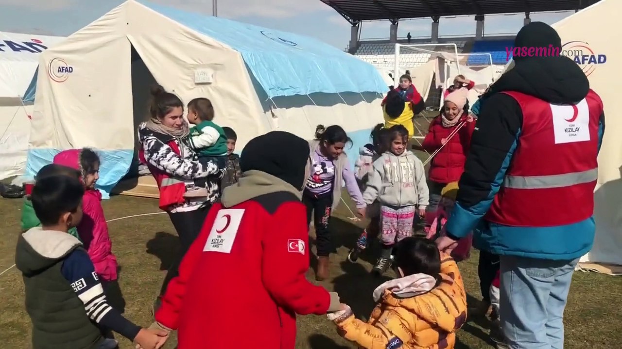 Deprem felaketini yaşayan çocukların deprem acısını unutturmaya çalıştılar! Kızılay ekibi...