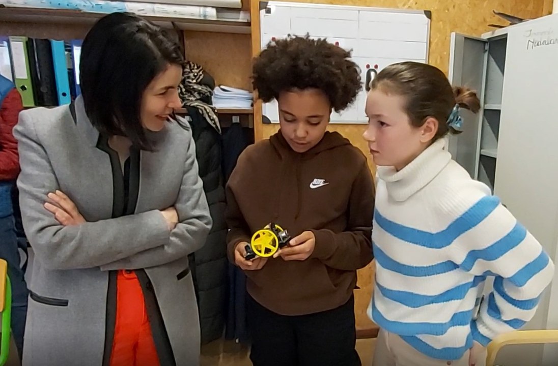 Visite de la ministre Valérie Glatigny à l'Institut Sainte-Julie de Marche : "Les jeunes doivent oser les sciences"