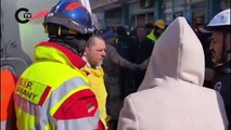 Bir depremzede kız kardeşini enkazdan kurtaran Alman ekibe sarılarak teşekkür etti.