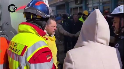 Bir depremzede kız kardeşini enkazdan kurtaran Alman ekibe sarılarak teşekkür etti.