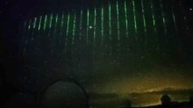 Des lumières vertes émises par un satellite chinois filmées dans le ciel au dessus d'Hawaï