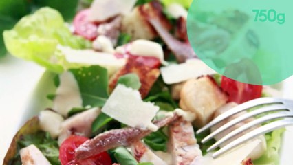 Salade César aux aiguillettes de poulet grillé