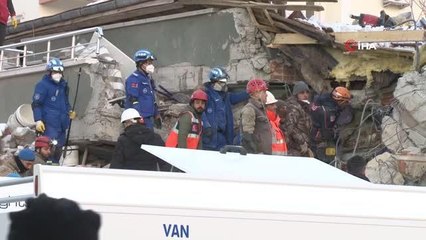 2 çocuk enkazdan babasına mesaj attı, ekipler yeni bir umut için çalışmaya başladı