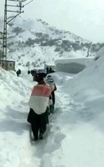 Şemdinlili kadınlar depremzedeler için karlı yolları aştı