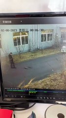 Le malchanceux du jour... Plaque d'égout douloureuse