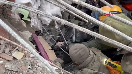 İsrail ekibi 5'inci günde 10 yaşındaki çocuğu sağ çıkardı