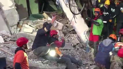 Gaziantep'te enkazdan 111 saat sonra sağ olarak kurtarıldı