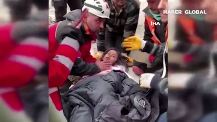 Depremin 106’ncı saatinde 2 kız çocuğu ve anne enkazdan sağ çıkarıldı