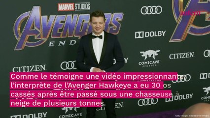 下载视频: Jeremy Renner en fauteuil roulant après son accident horrible : 