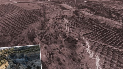 Zeytin bahçesinde 30 metre derinliğinde 200 metre genişliğinde yarık oluştu