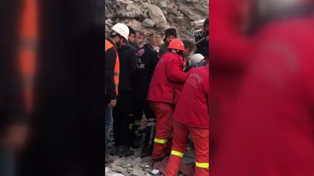 Depremden 108 saat sonra bir kadın enkazdan sağ çıkarıldı