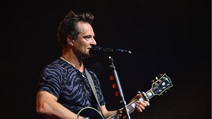 GALA VIDEO - David Hallyday enjoué : rare apparition au bras de sa femme Alexandra Pastor