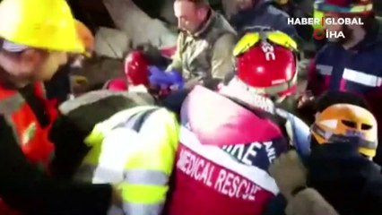 112. saatte enkaz altından canlı çıkarıldı