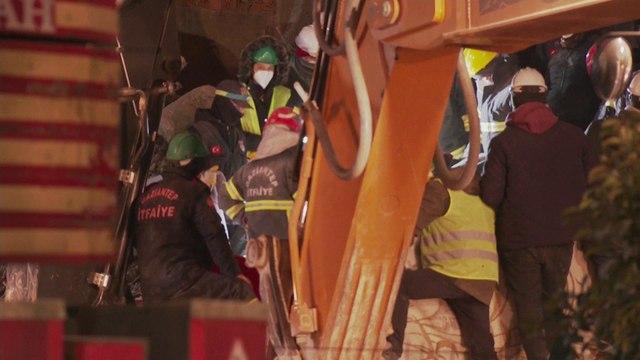 بعد 100 ساعة.. تضاءل الآمال في العثور على ناجين تحت الأنقاض