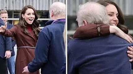 La princesse Kate ravie alors qu'elle rencontre un ancien professeur et ils partagent un énorme câli