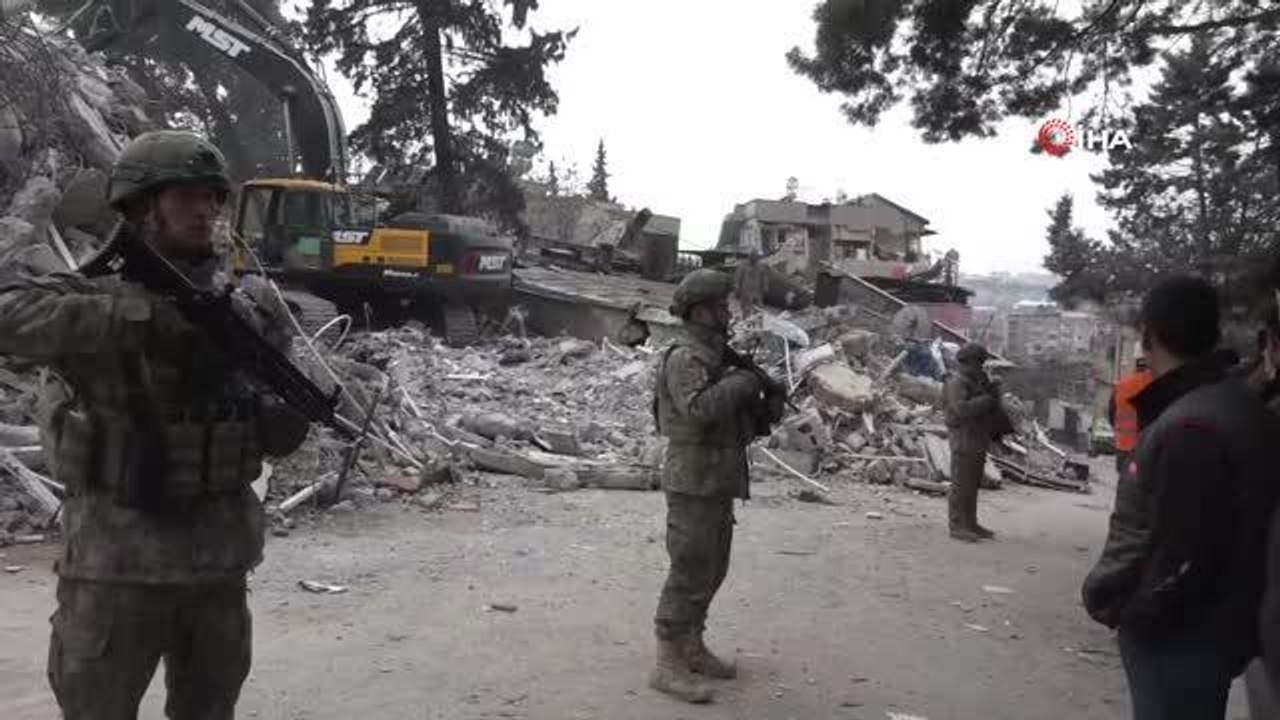 Deprem Bölgesinde arama-kurtarma yapan Mehmetçik aynı zamanda asayişe katkıda bulunuyor