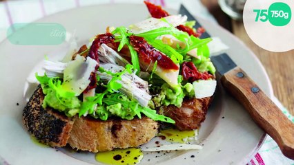 Tartine à l'avocat, poulet grillé et tomates séchées