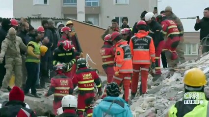 Gaziantep'te anne ve 2 çocuğu enkazdan sağ salim çıkarıldı