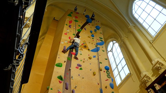 « C’est zen » : une ancienne chapelle reconvertie en salle d’escalade à Paris