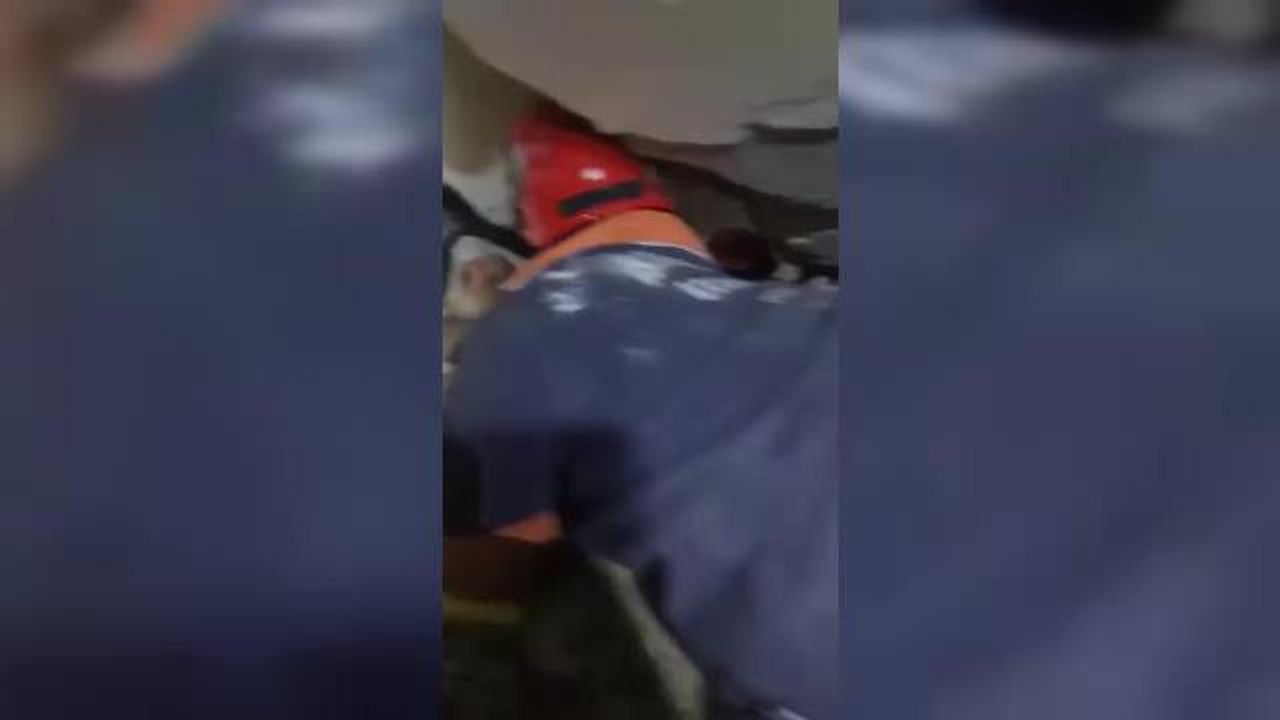 Ekrem İmamoğlu: "110. Saatte Gelen Mucize. 20 Yaşındaki Muhammed de Enkazdan Canlı Çıkarıldı"