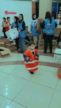 Kendi Küçük Kalbi Büyük Çocuk Depremzedelerin Yardımına Koştu #deprem #kahramanmaraş #shorts