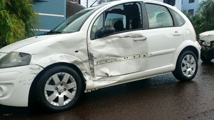 Fiat Uno e Citron C3 se envolvem em acidente na Neva