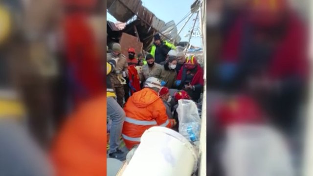 Depremden 106 saat sonra 3 yaşındaki çocuk enkazdan sağ çıkarıldı