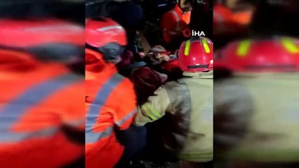 Depremin 113 saatinde 64 yaşındaki yaşlı adam sağ olarak kurtarıldı