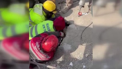 106 saat sonra gelen umut: Anne ve bebeği enkazdan sağ çıkartıldı