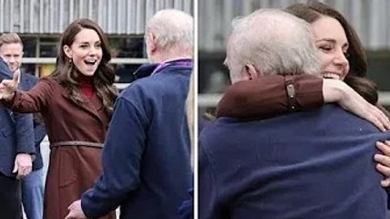 La principessa Kate è felice quando incontra la vecchia insegnante e condividono un enorme abbraccio