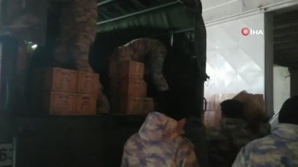 Mehmetçik, yardım malzemelerini intikalin zor olduğu bölgelere ulaştırıyor