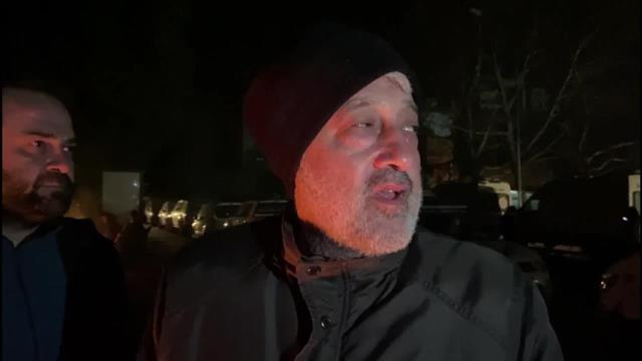 Osmaniye'de Yeğeninin Enkazdan Kurtarılmasını Bekleyen Vatandaş: "Çoğu Arkadaş Sağından Vazgeçmiş, Ölüsüne Bir An Önce Kavuşmak İstiyor"