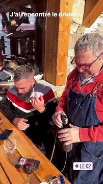 Benoît Paire en train de boire de l'alcool à la montagne.